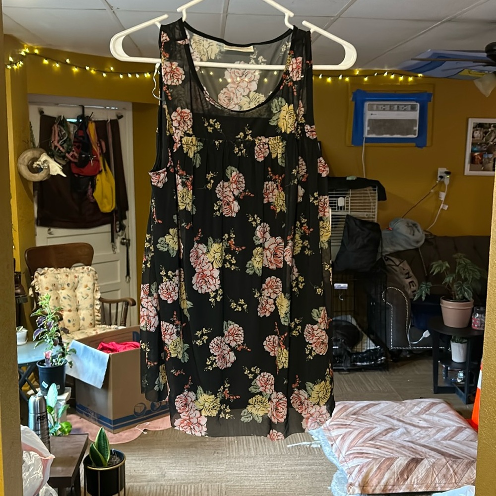 Bobbie Brooks Women’s Size XL Black Floral Sheer Yoki top